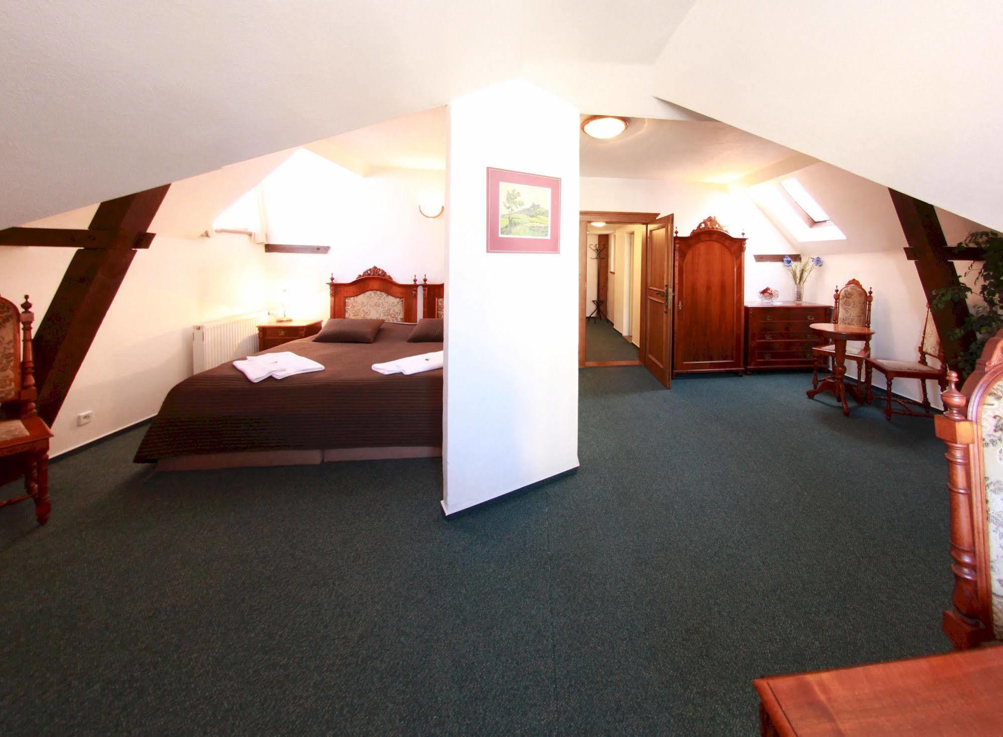 Hotel Zlaty Kohout Mladá Boleslav Esterno foto